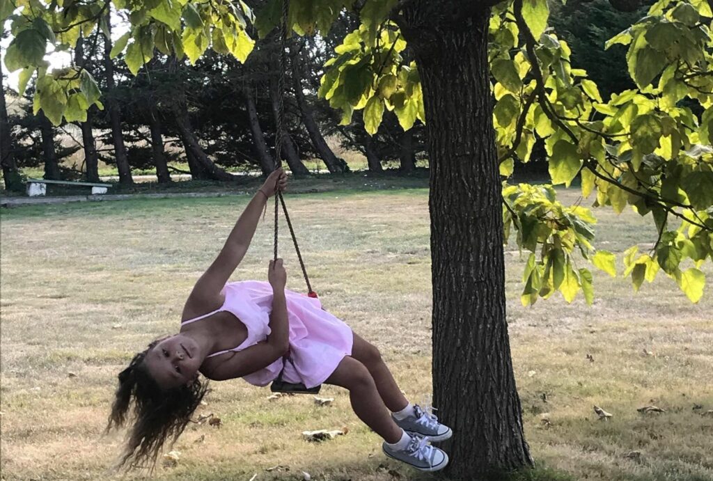 Enfants balançoire dans les arbres